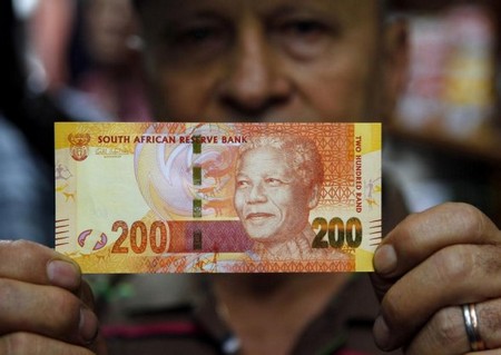 Портрет Манделы печатают на деньгах
