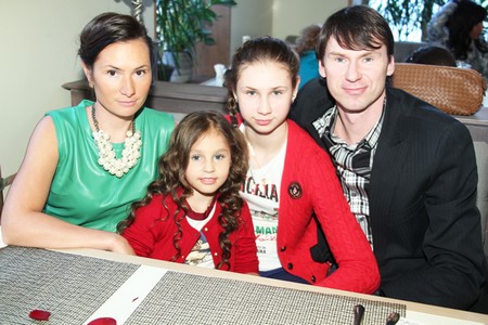 Футболист Егор Титов с женой Вероникой и дочерьми Анной и Ульяной