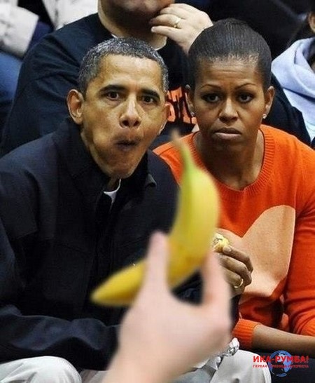 Барак Обама смотрит на банан