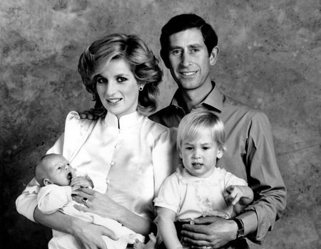 Принц Уильям в детстве с семьей (на руках у отца)
