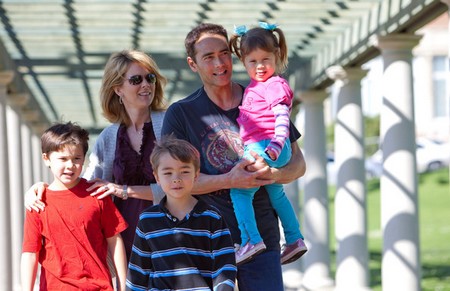 Марк Дакаскос с женой и детьми