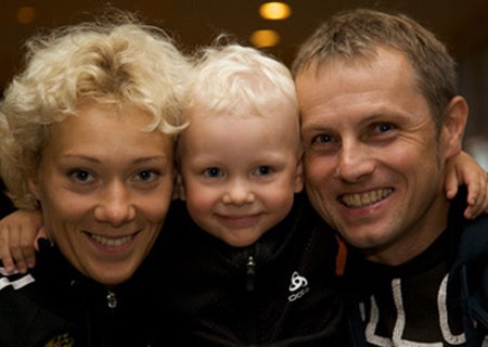 Биатлонистка Ольга Зайцева с мужем Миланом Августином и сыном