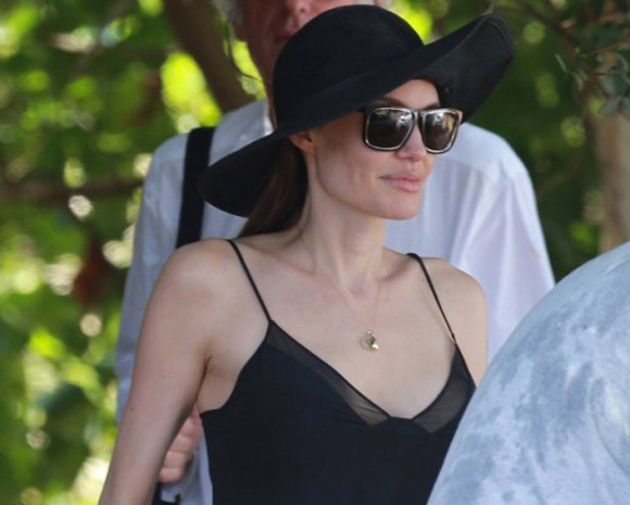 Анджелина Джоли удалила грудь: фото после операции