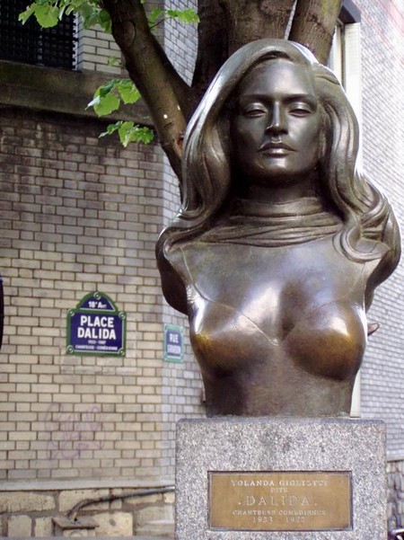 В честь Далиды названа площадь. Там ей поставили памятник