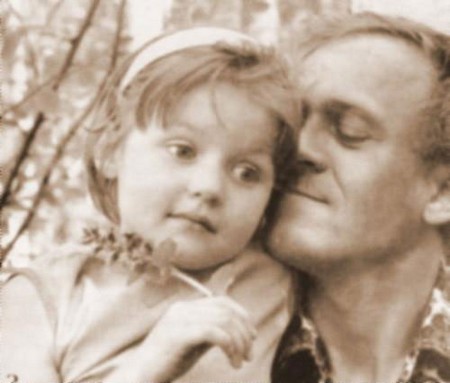 Юлия Меньшова в детстве с отцом Владимиром Меньшовым