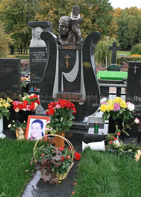 Могила Валентины Толкуновой в на Троекуровском кладбище в Москве