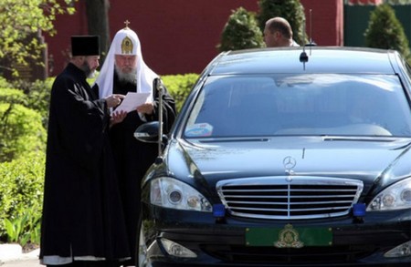 Патриарх Кирилл ездит не на дешевых машинах