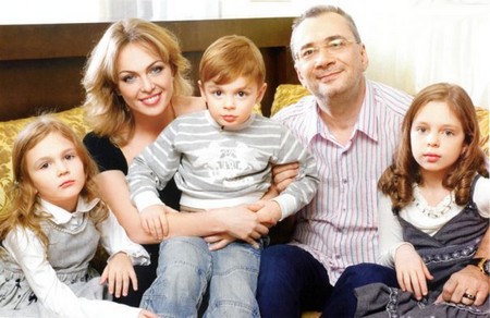 Константин Меладзе с женой и детьми
