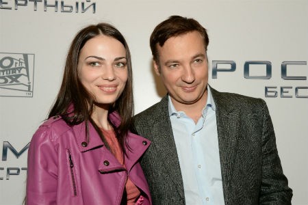 Писатель Павел Санаев с женой