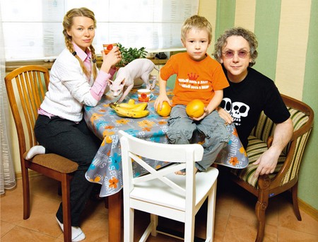 Актер Вадим Демчог с женой Вероникой и с сыном Вильямом