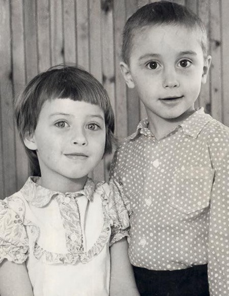 Илья Лагутенко в детстве (справа)