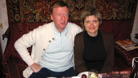 Дуня Смирнова с мужем Анатолием Чубайсом: фото на фоне ковра