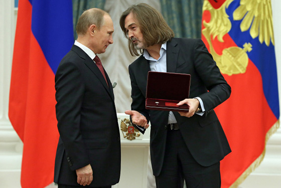 Никас Сафронов получает награду из рук президента