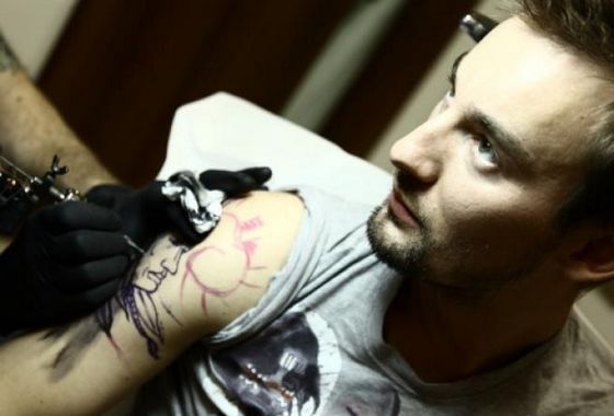 Так Алан Бадоев делал свои татуировки