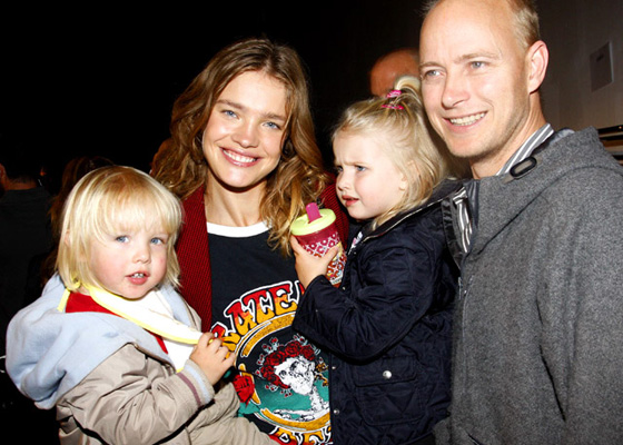 Наталья Водянова и ее муж Джастин Портман с детьми