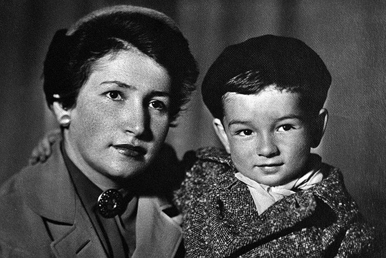 Евгений Примаков в детстве с мамой